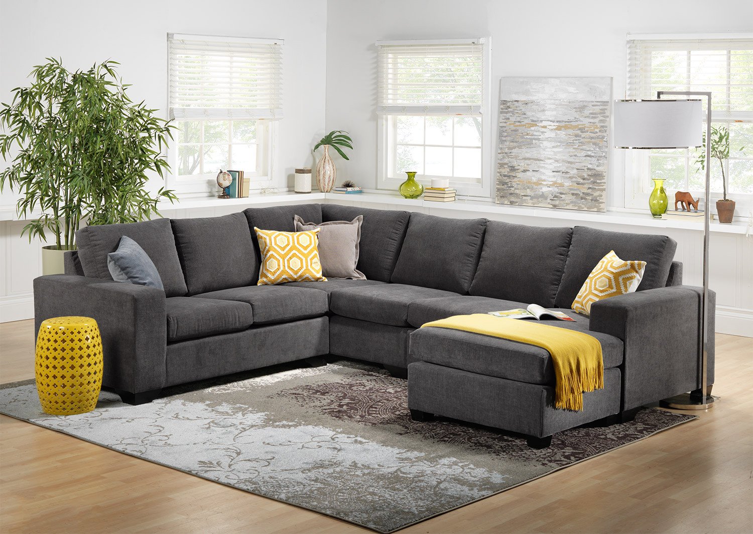 серый угловой диван в интерьере
